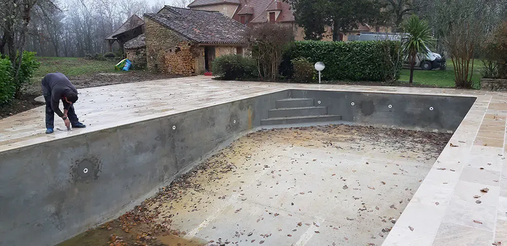 Rénovation de piscine, remplacement des pièces à sceller