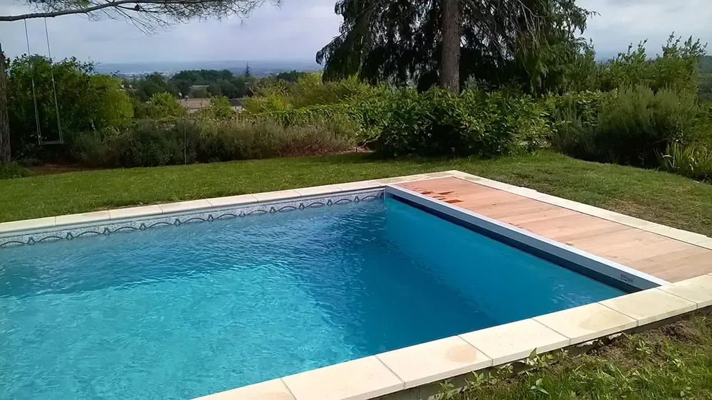 Pose d'une piscine blocs coffreurs